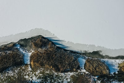 白天被雪覆盖的山